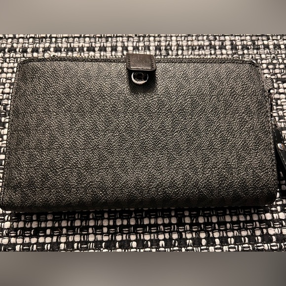 Michael Kors Logo Jet Set Double-Zip Wristlet - Picture 4 of 6